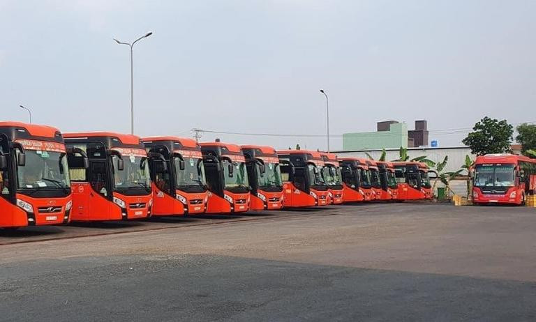 Bến bãi nhộn nhịp tại Bến xe Rạch Sỏi với các xe khách đi miền Nam