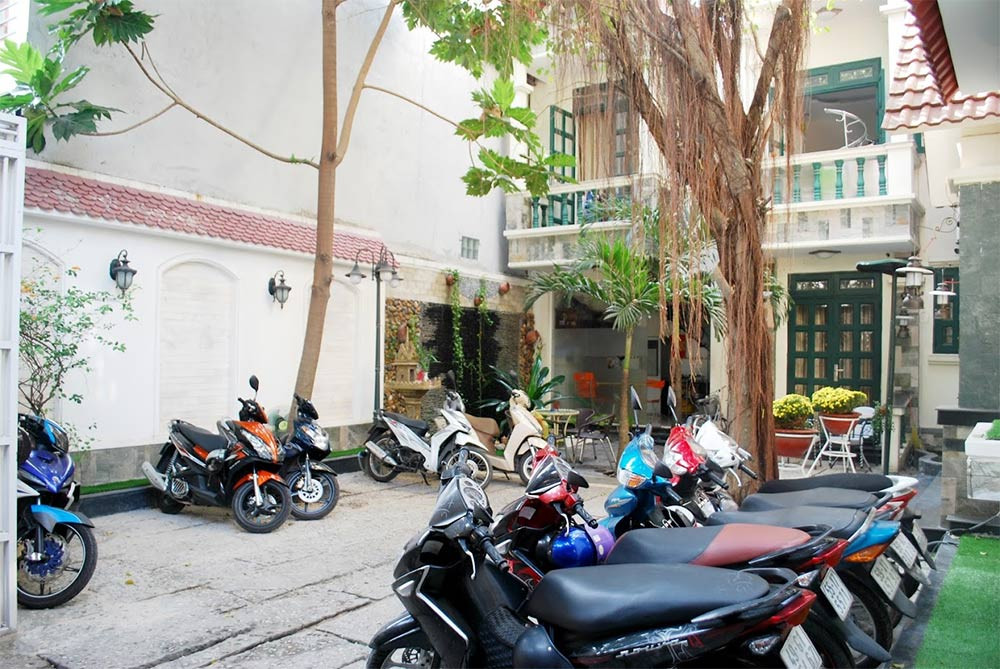 Bên ngoài khách sạn Gò Vấp giá rẻ Lan Anh với kiến trúc đơn giản