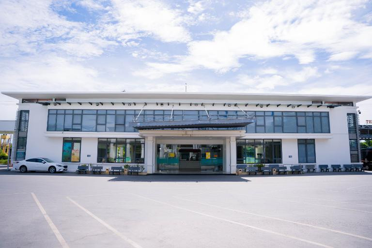 Bên trong bến xe phía Đông Vinh với khu nhà điều hành và bãi đỗ xe