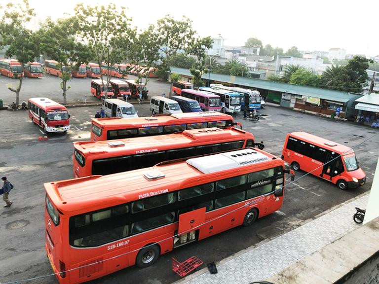 Bến xe Châu Đốc nhìn từ trên cao với bãi đỗ xe rộng lớn và các dãy nhà chờ