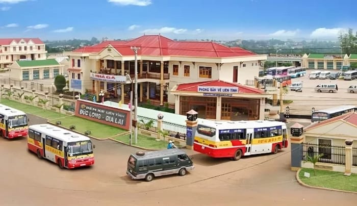 Bến xe Đức Long Gia Lai là điểm trung chuyển hành khách và hàng hóa lớn tại thành phố Pleiku, Gia Lai Bến xe Đức Long Gia Lai là điểm trung chuyển hành khách và hàng hóa lớn tại thành phố Pleiku, Gia Lai