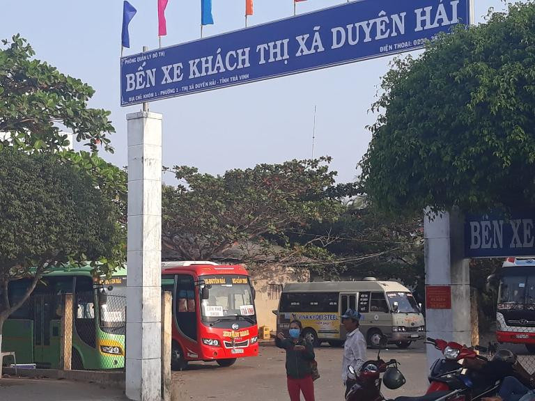 Bến xe Duyên Hải Trà Vinh nhộn nhịp với nhiều xe khách đậu chờ