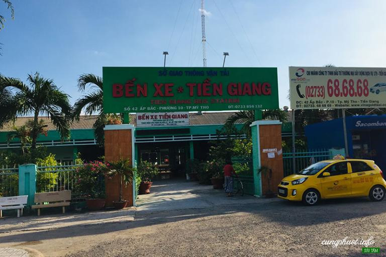 Bến xe Mỹ Tho với nhiều xe khách đang đậu, chuẩn bị khởi hành