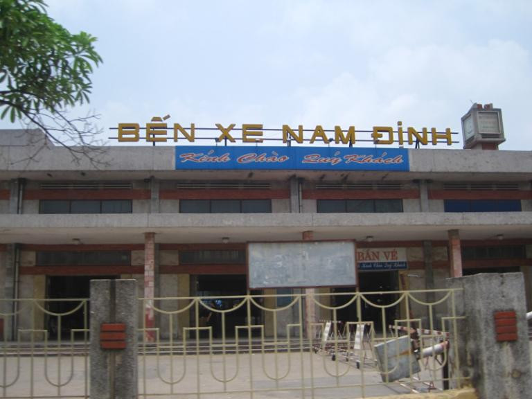 Bến xe Nam Định nhìn từ trên cao với kiến trúc hiện đại, biểu tượng của sự phát triển hạ tầng giao thông.