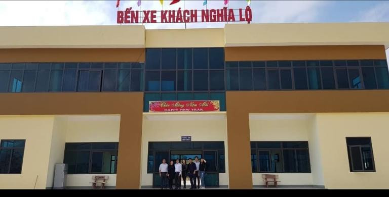 Bến xe Nghĩa Lộ nằm trên Quốc lộ 32, Yên Bái