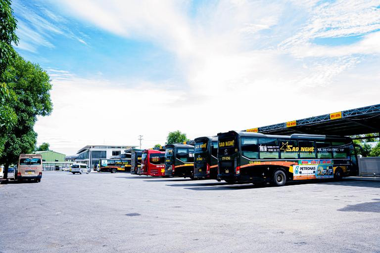Bến xe phía Đông Vinh đông đúc xe khách đang đón trả khách