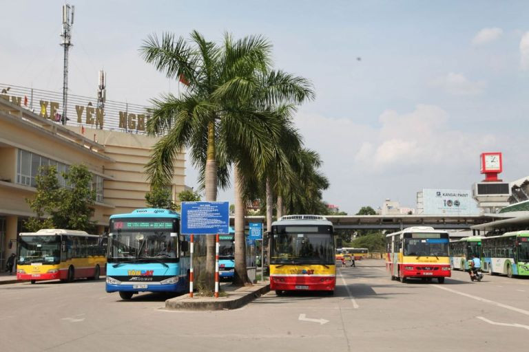 Bến xe Yên Nghĩa sầm uất với nhiều xe khách ra vào