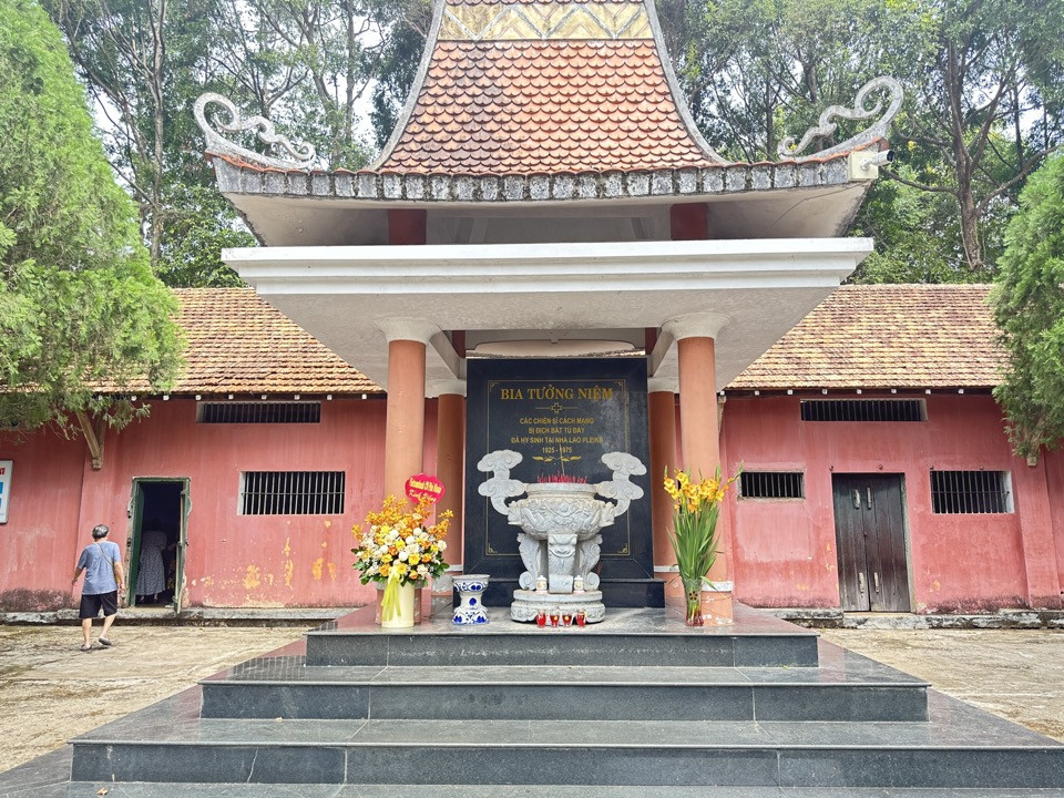 Bia tưởng niệm Nhà lao Pleiku Gia Lai