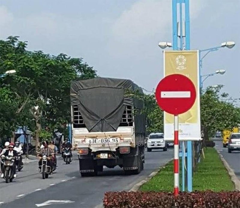 Biển báo cấm đi ngược chiều P.102 nền đỏ vạch trắng phổ biến