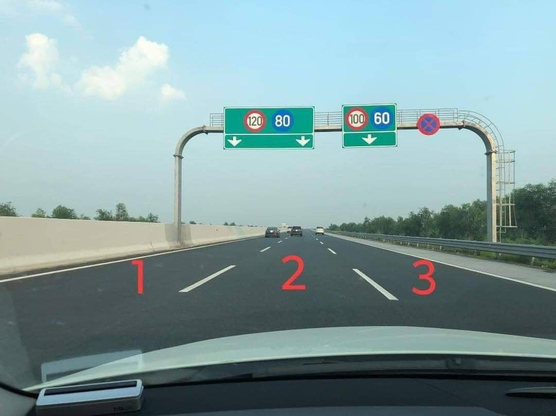 Biển báo chỉ dẫn trên đường cao tốc