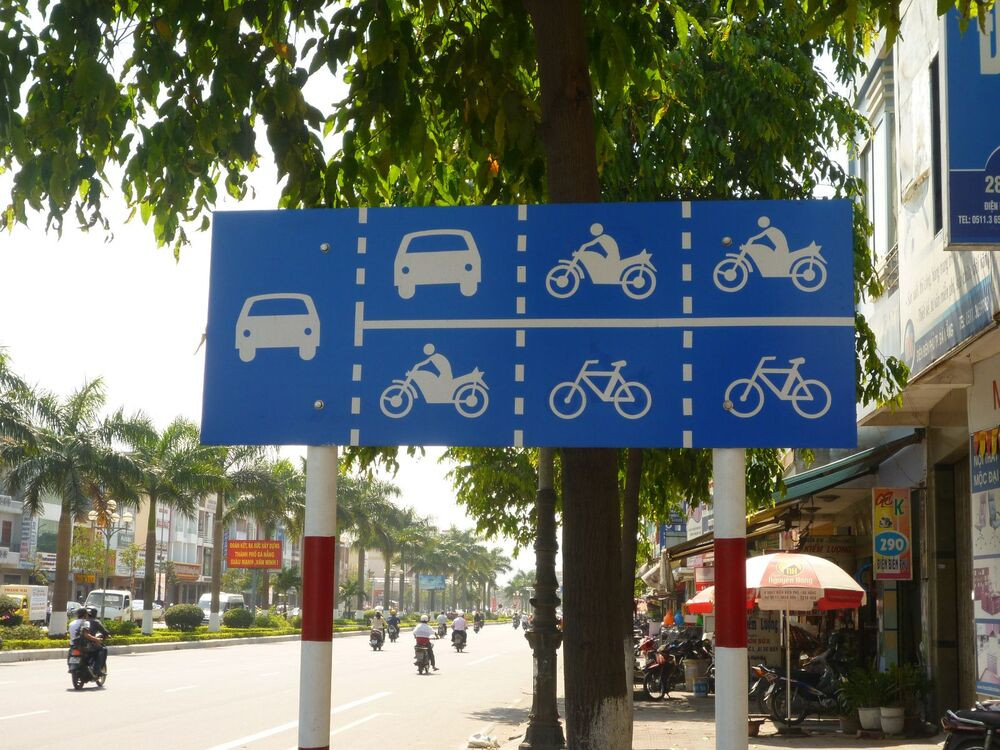 Biển báo hướng dẫn làn đường và loại phương tiện được phép