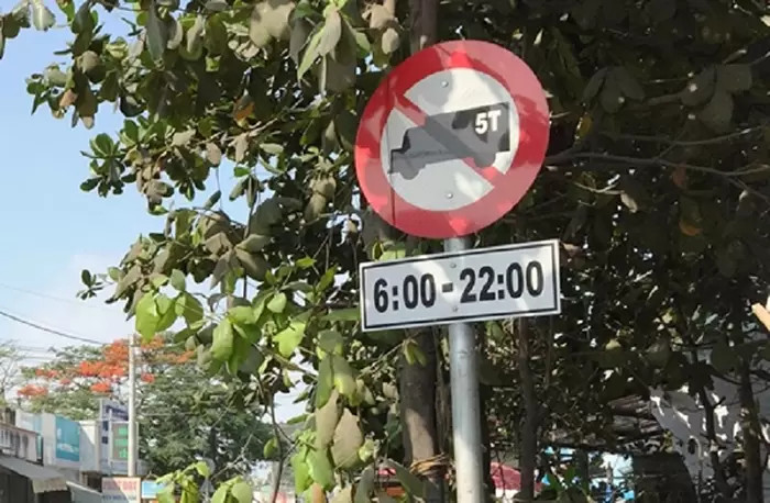 Biển báo P.106a thể hiện ý nghĩa cấm xe tải vào khu vực