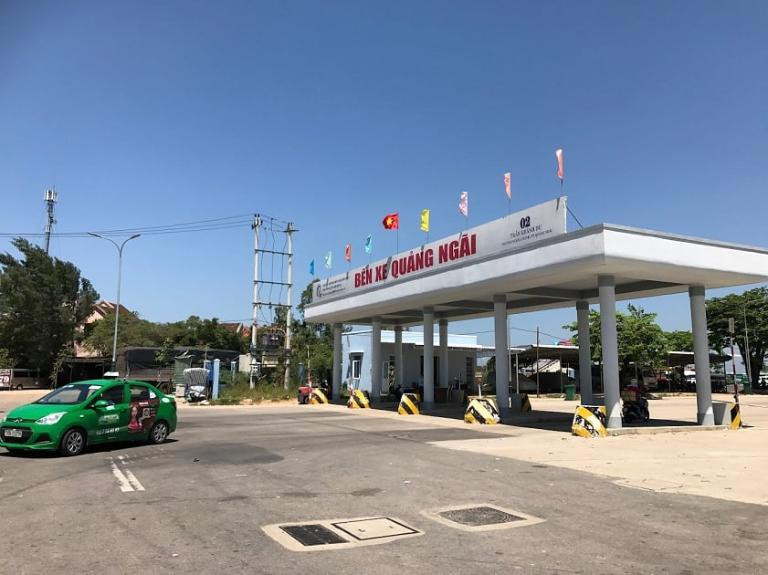 Biển chỉ dẫn địa chỉ Bến xe Quảng Ngãi tại Trần Khánh Dư