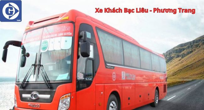 Biển hiệu và dàn xe của một thương hiệu xe khách nổi tiếng phục vụ lộ trình đi Bạc Liêu