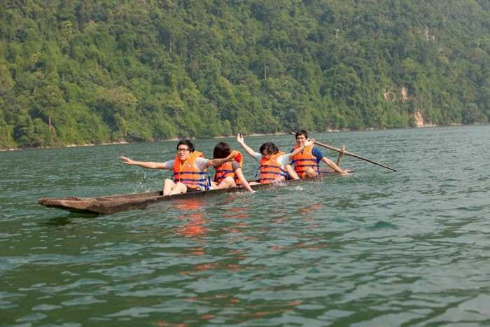 Bơi thuyền trên Hồ Pleiku là hoạt động thu hút nhiều bạn trẻ