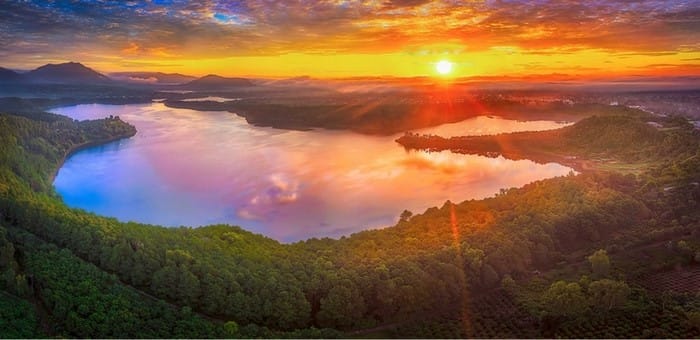 Cảnh đẹp Biển Hồ Pleiku khi hoàng hôn buông xuống thật lung linh