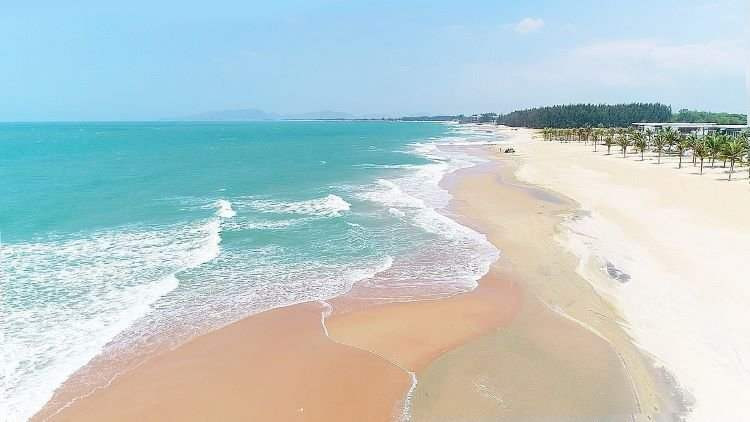 Biển Hồ Tràm với bờ cát trắng mịn và hàng thông xanh