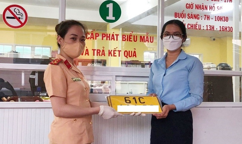 Biển số xe cứng gắn trên phương tiện, thể hiện thời hạn cấp biển số xe sau khi hoàn tất thủ tục đăng ký.