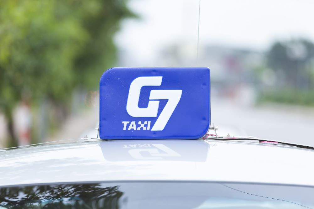 Biểu tượng G7 Taxi trên xe, đại diện cho chất lượng dịch vụ taxi uy tín và chuyên nghiệp