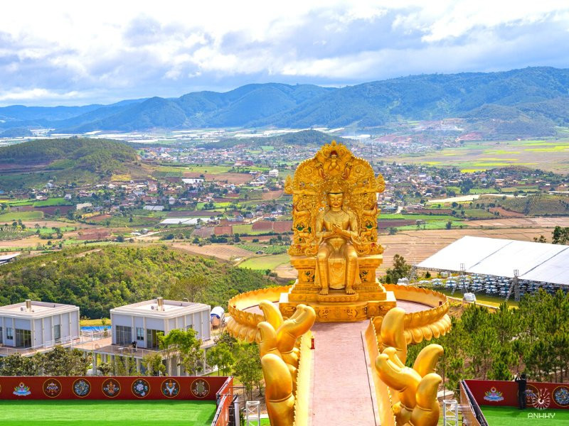 Bức tượng Phật Di Lặc tại Samten Hills Dalat