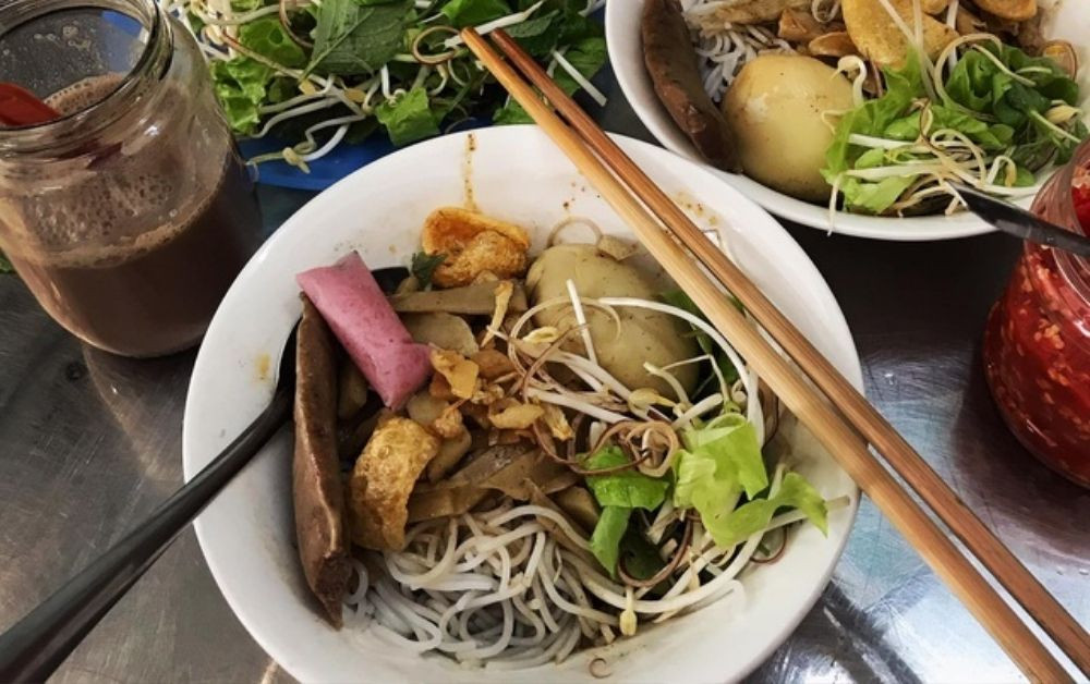Bún cua thối ăn kèm rau sống mang đến trải nghiệm khó quên