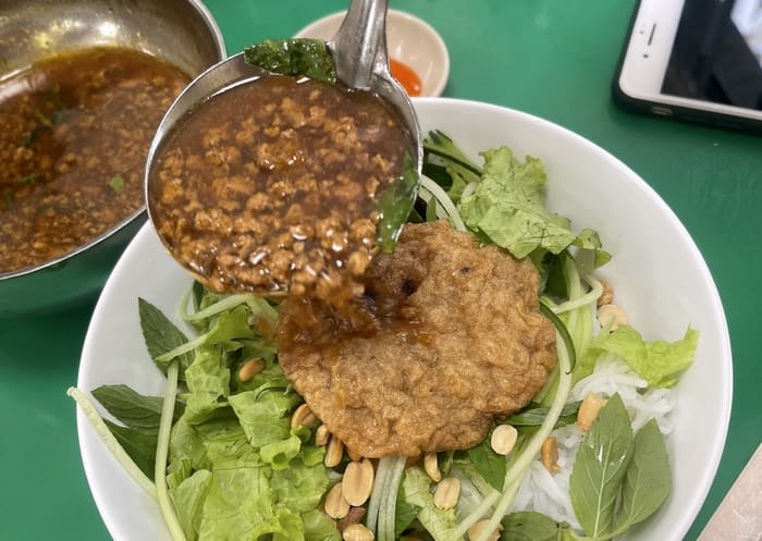 Hãy chan nước dùng nóng hổi vào tô bún đã bày biện bún, rau, chả cá,... rồi thưởng thức