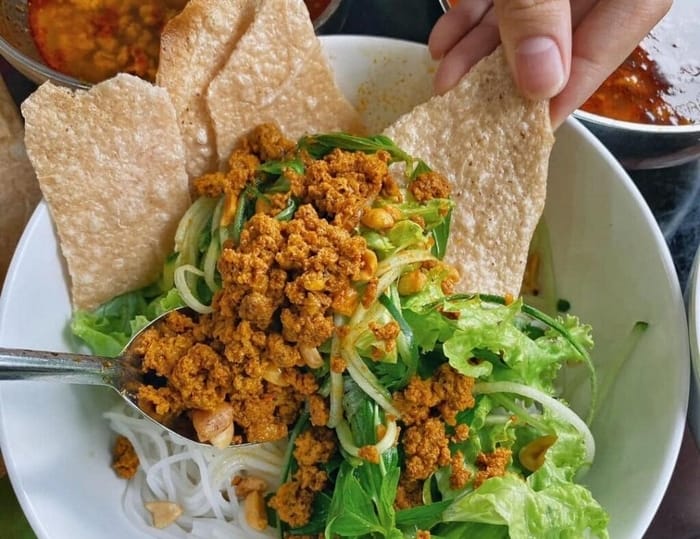 Món bún tôm vị Bình Định nên thưởng thức cùng bánh đa nướng đặc sản và rau sống