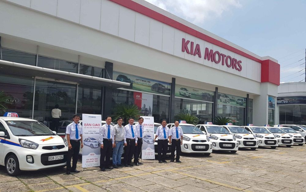 Buổi lễ bàn giao đội xe 4 chỗ đời mới cho Taxi Long Thành Tân Phú Đồng Nai, thể hiện sự đầu tư vào phương tiện hiện đại.