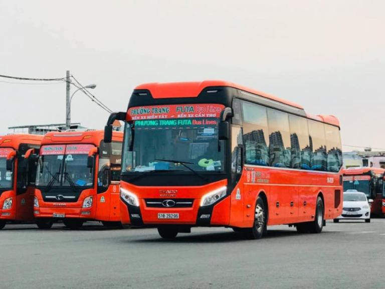 Các loại xe khách sẵn sàng phục vụ tại Bến xe Vĩnh Long
