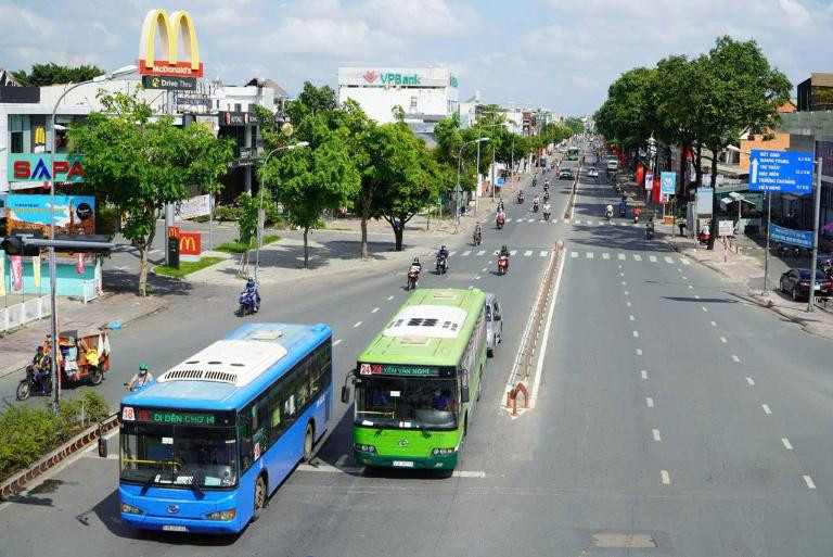 Các phương tiện di chuyển như taxi, xe buýt đến Bến Xe Chợ Lớn