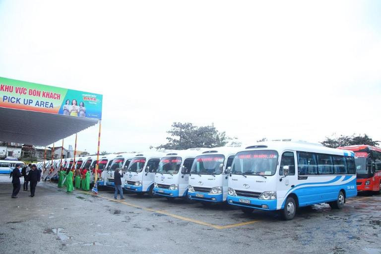 Các xe chuẩn bị khởi hành đi miền Trung từ Bến xe phía Nam Huế