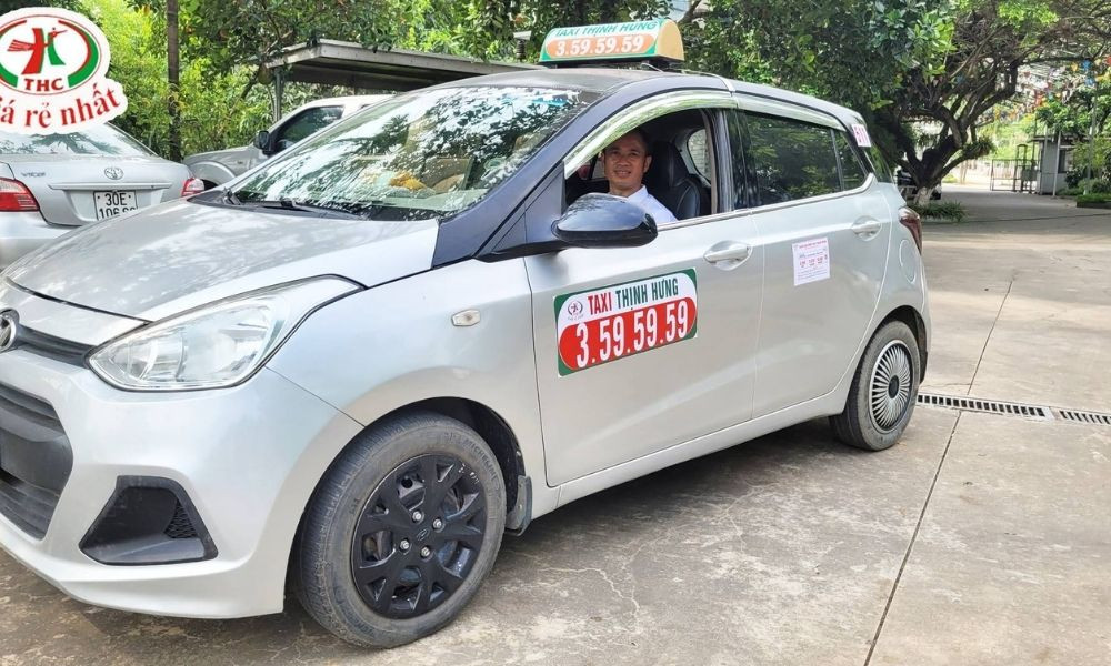 Các xe của tổng đài taxi Thịnh Hưng xếp hàng chờ khách ở Phú Thọ