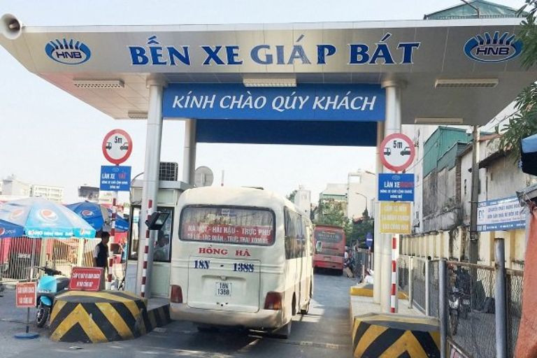 Các xe khách chờ đón khách tại Bến xe Giáp Bát