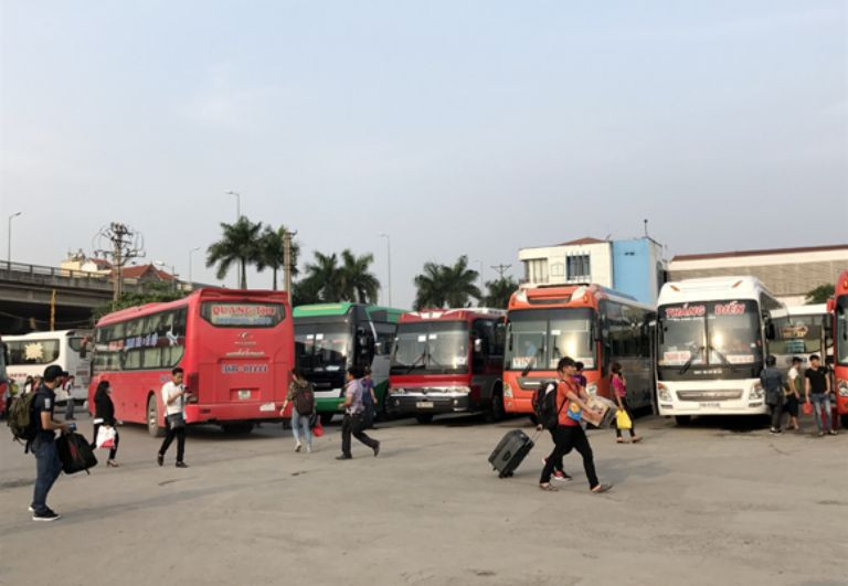 Các xe khách chuẩn bị xuất bến tại bến xe Ninh Bình