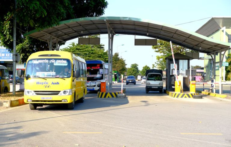 Các xe khách chuẩn bị xuất bến tại Thái Nguyên