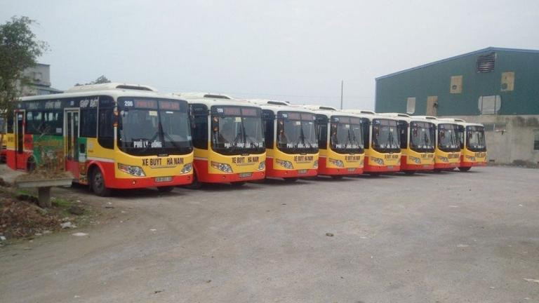 Các xe khách đang chờ đón khách tại khu vực bến Bến xe Phủ Lý