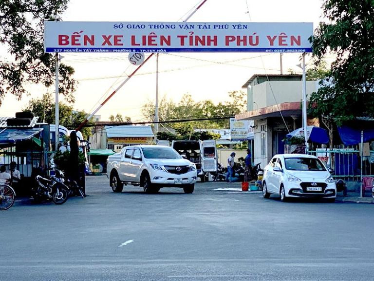 Các xe khách đang đỗ tại khu vực đón trả khách của Bến xe liên tỉnh Phú Yên