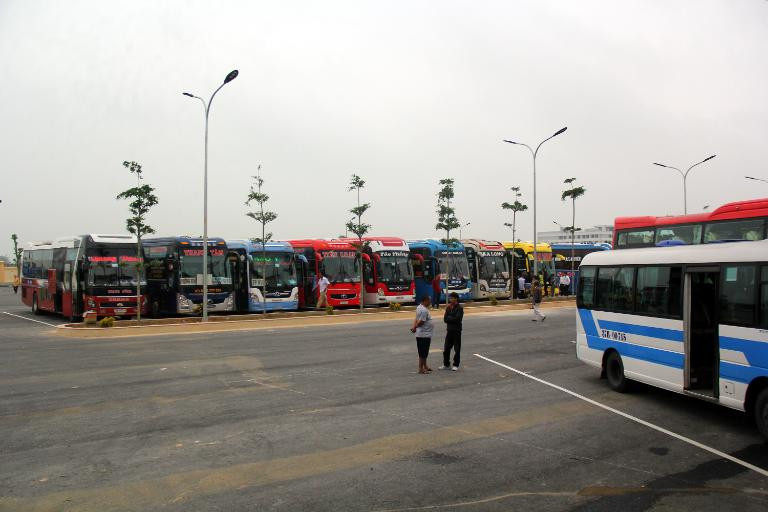 Các xe khách đậu tại Bến xe Bắc Vinh phục vụ nhiều tuyến liên tỉnh