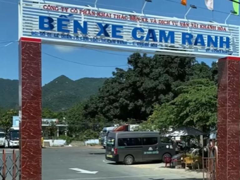 Các xe khách đậu tại Bến xe Cam Ranh
