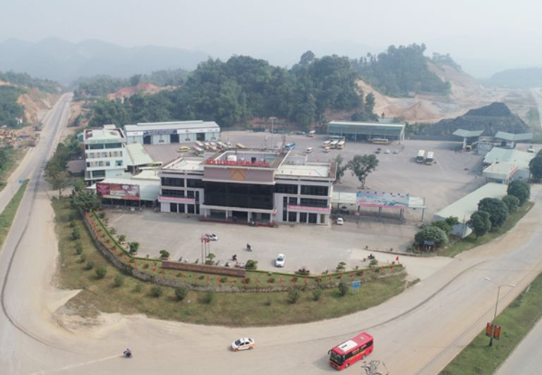 Các xe khách xếp hàng tại bến xe Hà Giang phục vụ tuyến Tây Bắc