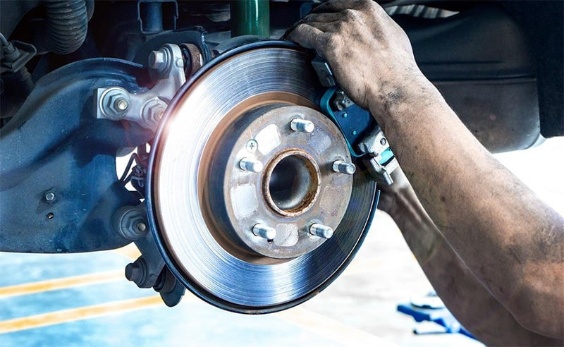 Các yếu tố ảnh hưởng đến hiệu suất phanh ô tô