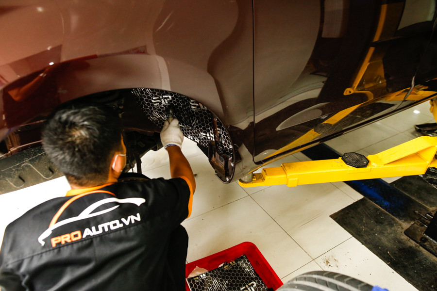 Cách âm vị trí hốc bánh xe Mazda 2