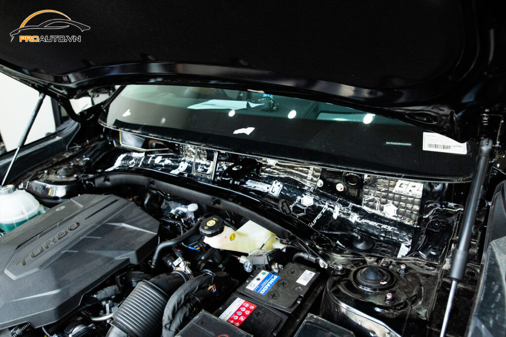 Cách âm vị trí khoang máy xe Mazda 2