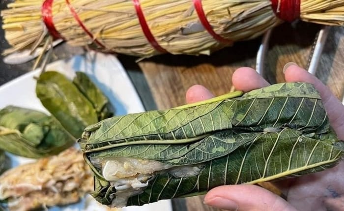 Cách gói tré trong lá ổi trước khi gói bằng rơm khô