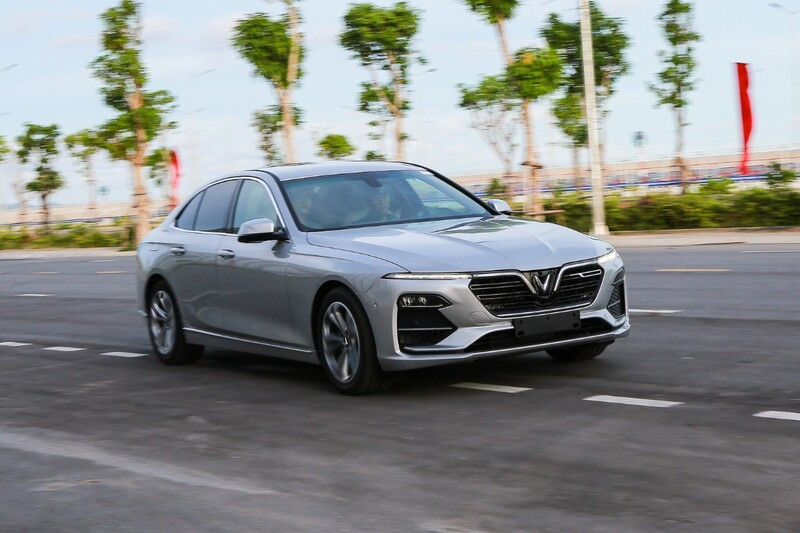 Cách lái xe ô tô an toàn khi lốp xe bị xẹp đột ngột