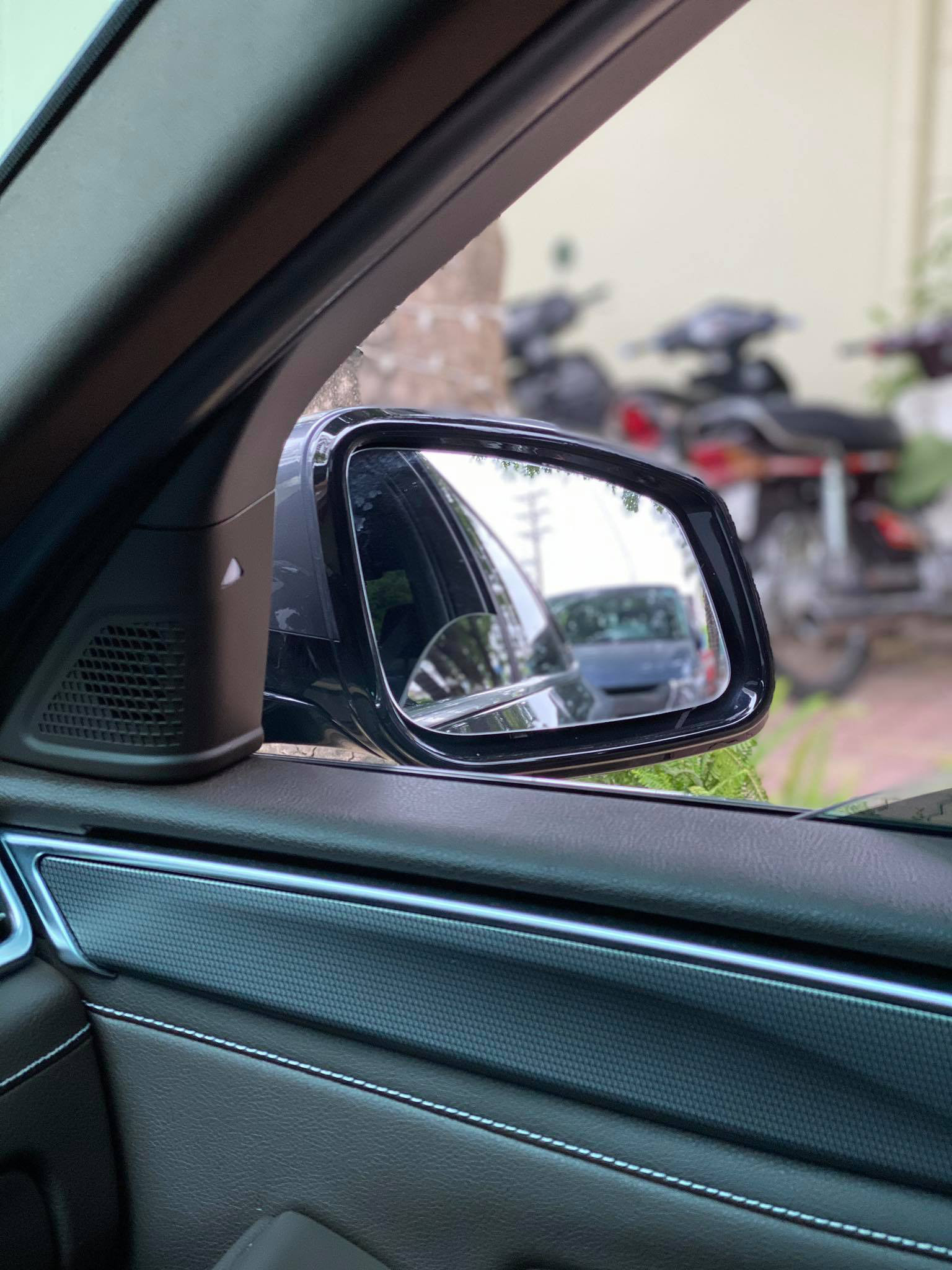 Cảm biến cảnh báo điểm mù trên VinFast Lux A2.0