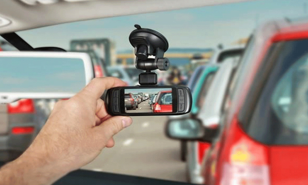Camera giám sát hành trình gắn trên ô tô