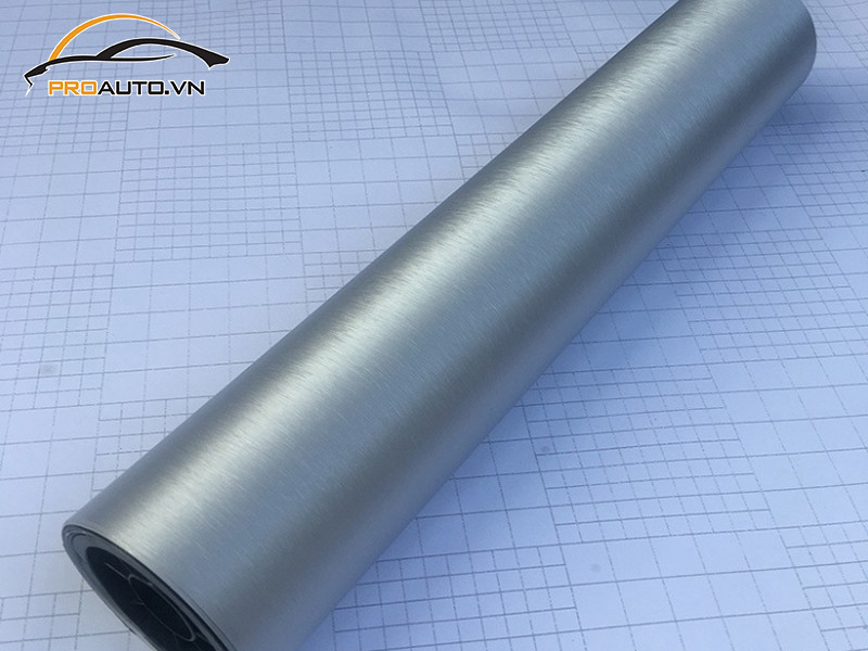 Cận cảnh bề mặt wrap nhôm xước độc đáo, tạo cảm giác sang trọng và bền bỉ.