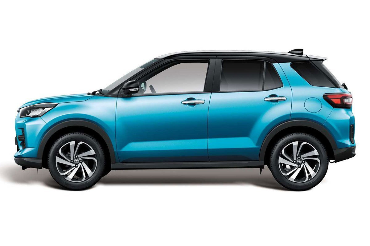 Cận cảnh gương chiếu hậu tích hợp tính năng cảnh báo điểm mù trên Toyota Raize 2021