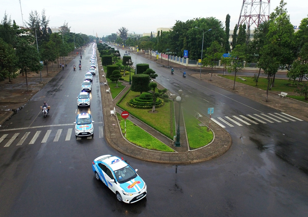 Cận cảnh một xe taxi quốc tế Bình Thuận trên đường